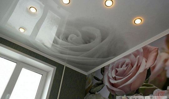 глянцевый потолок