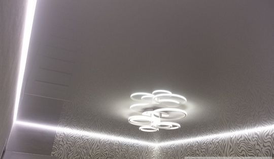 потолок в спальную комнату